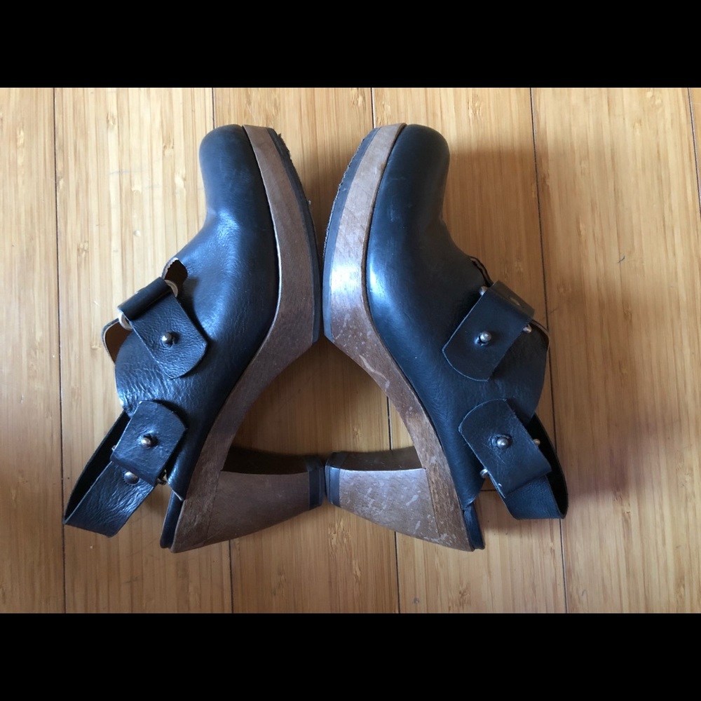 Coclico Dark Blue Leather Clogs with Strap